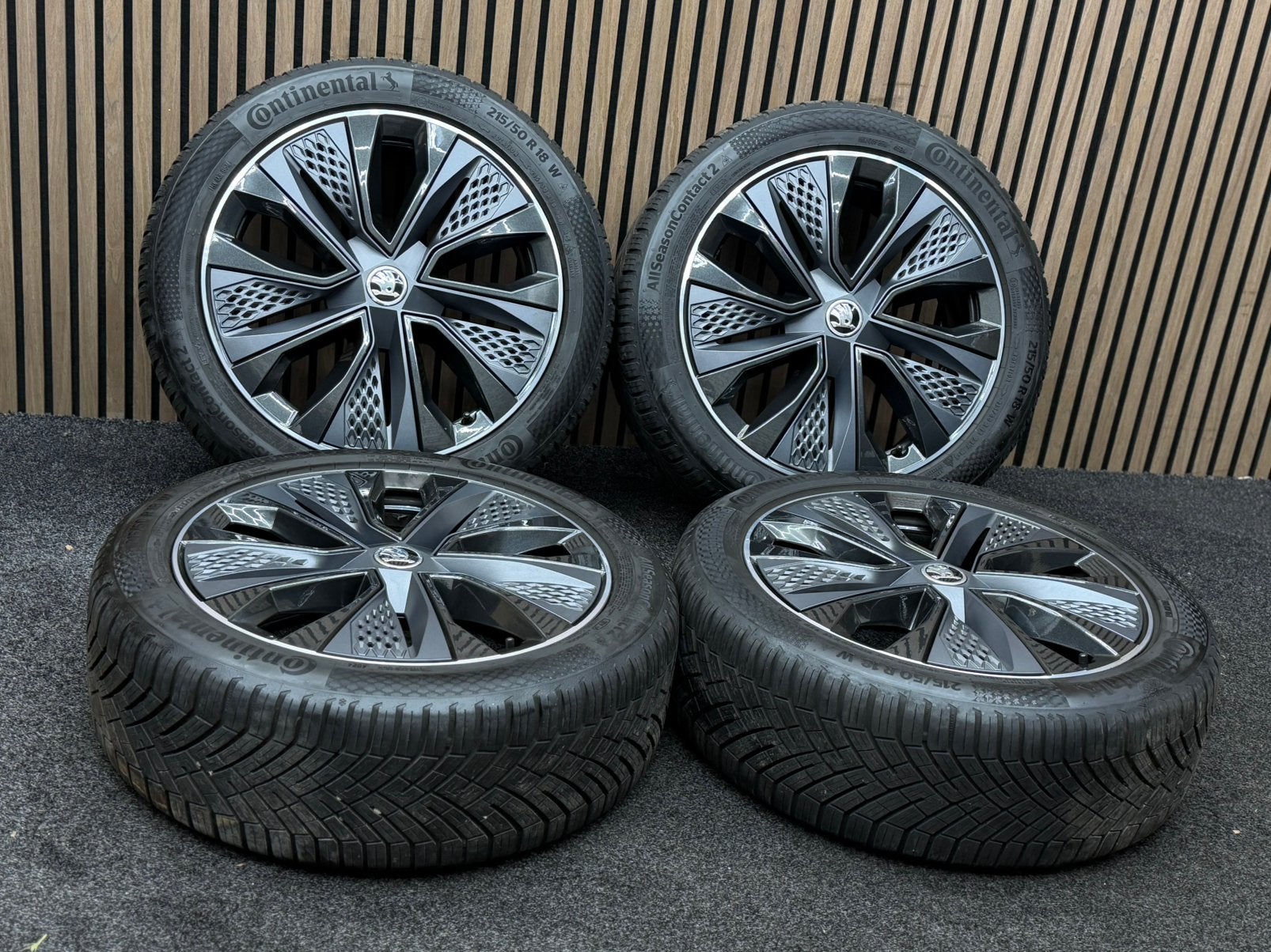 Originele 18 inch Skoda Karoq 5x112 ET45 All Season BTW!, Auto-onderdelen, Banden en Velgen, Ophalen, 18 inch, 215 mm, .