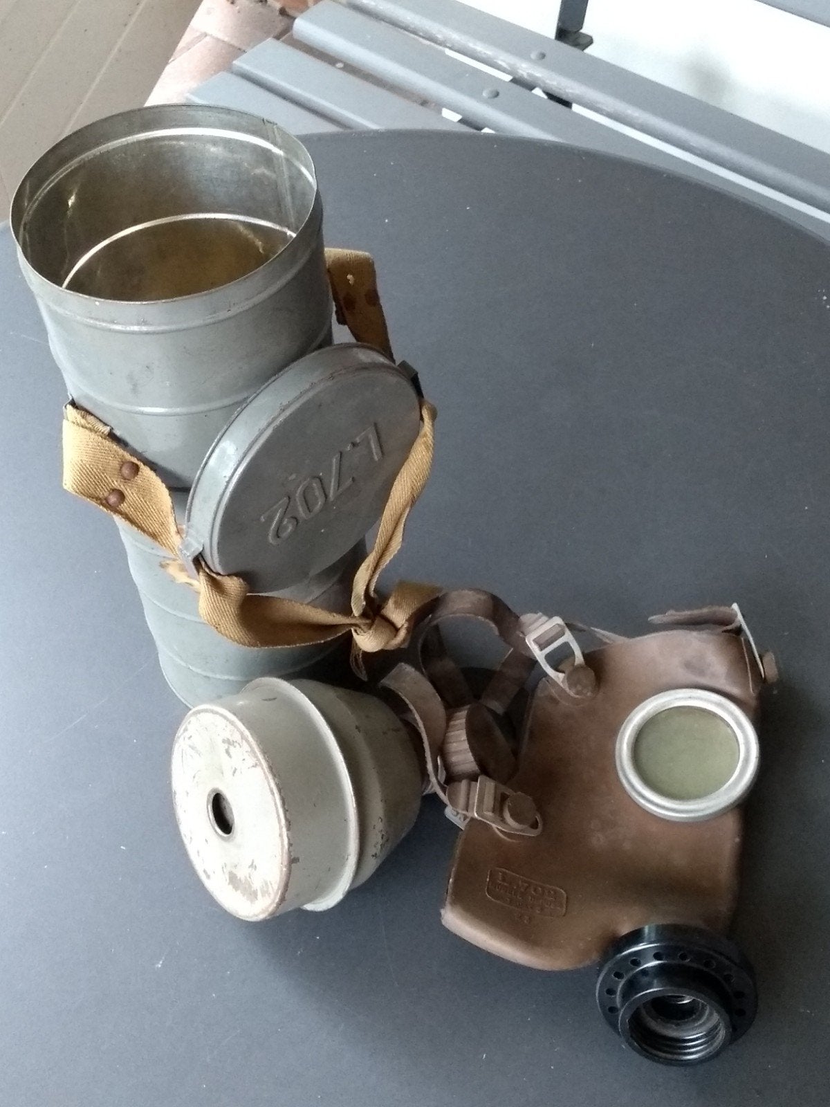 Gasmasker ww2 L 702 militair België in metalen bus, Ophalen of Verzenden, Landmacht, Nederland, Kleding of Schoenen
