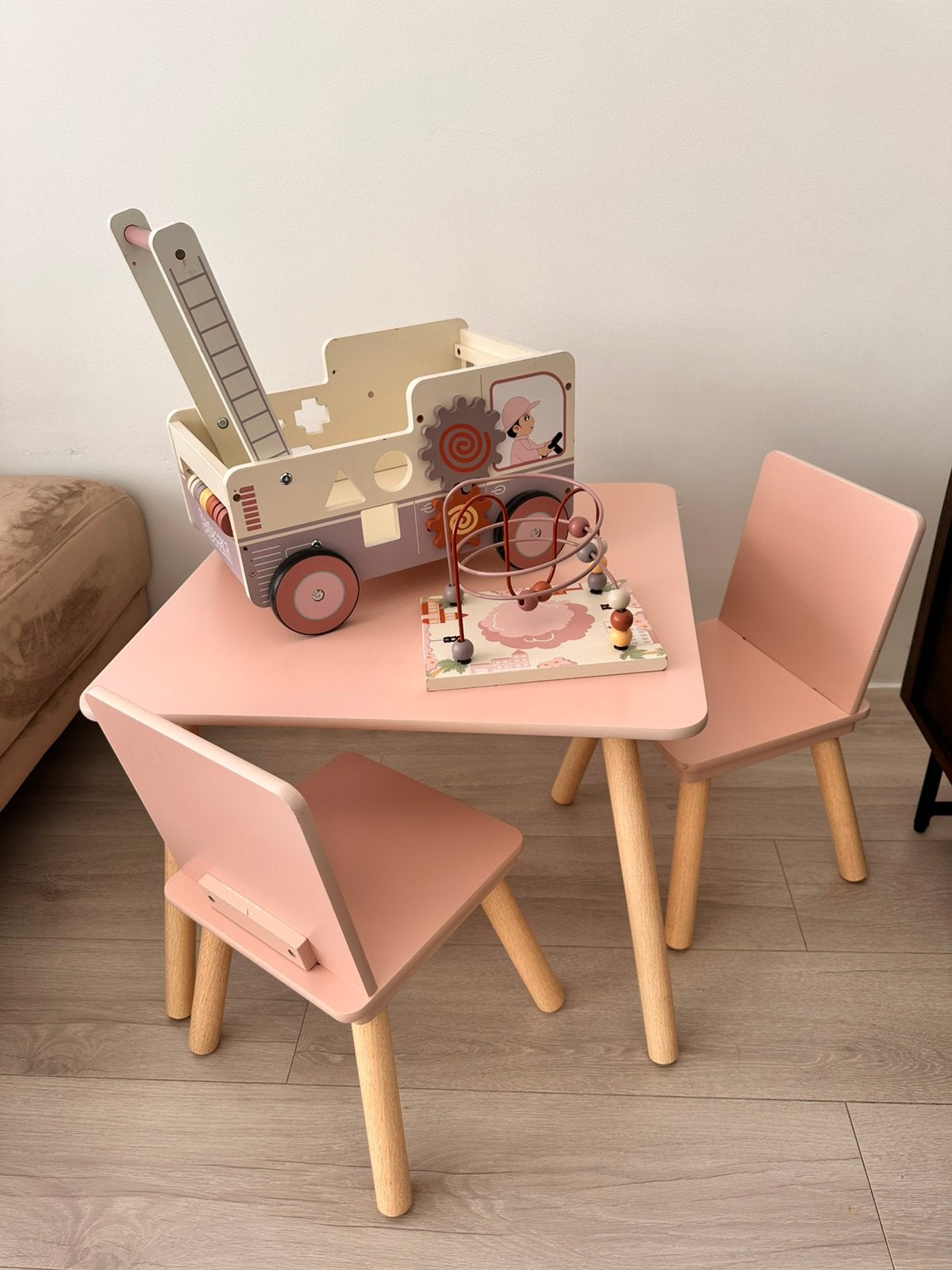 Kindertafel + stoelen + speelgoed, Ophalen, Zo goed als nieuw, Stoel(en)