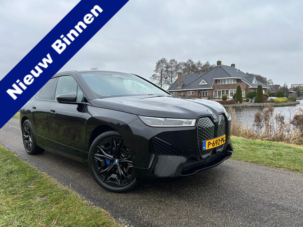BMW iX xDrive40 High Executive 77 kWh Sportpakket / Panorama, Auto's, Automaat, 34 min, Gebruikt, Zwart