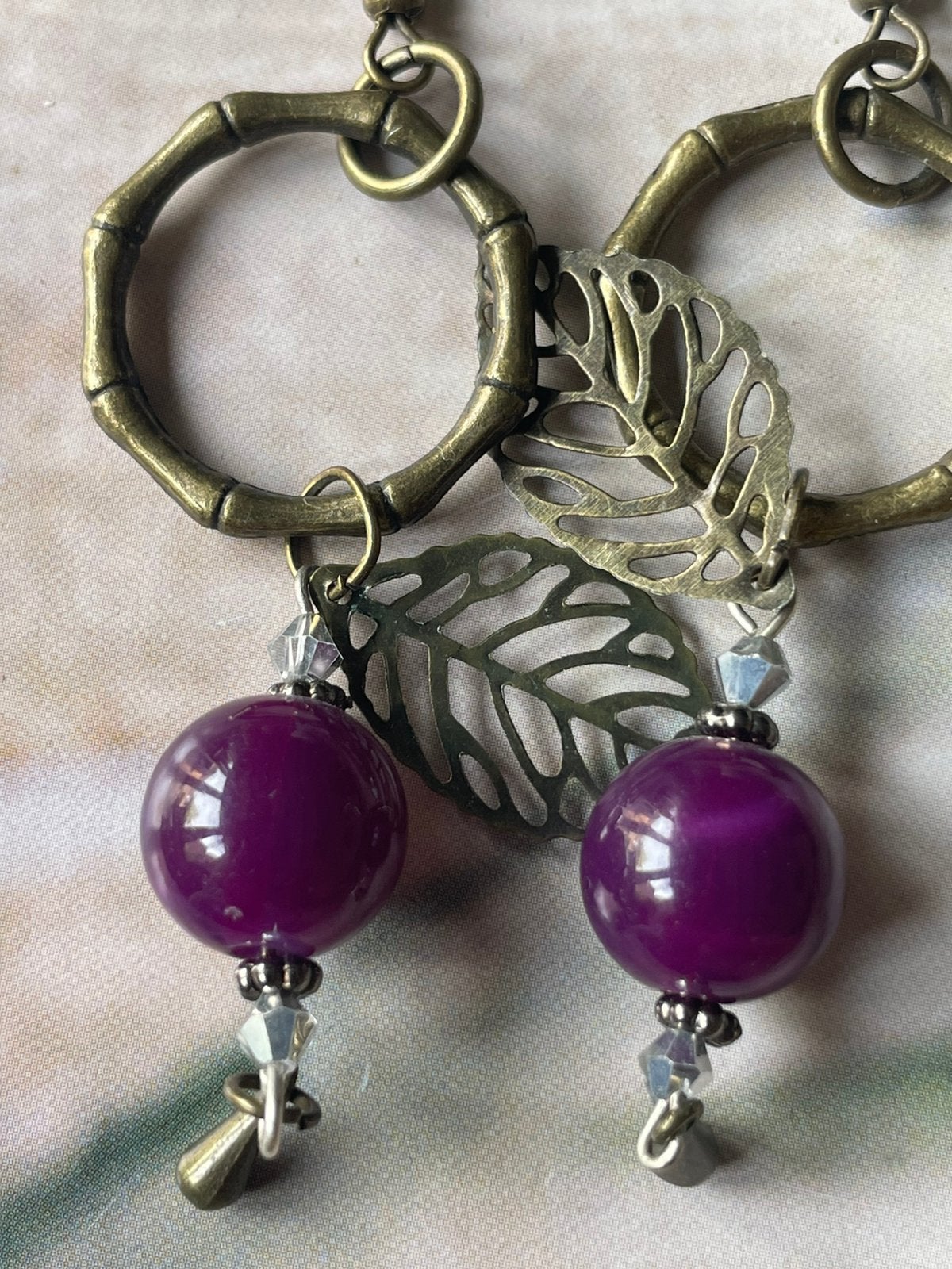 Paarse hangers aan Bamboe ring, Sieraden, Tassen en Uiterlijk, Oorbellen, Ophalen of Verzenden, Nieuw, Paars, Overige materialen