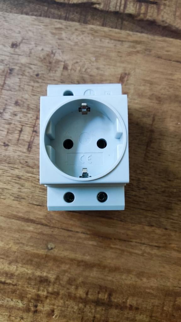 Universele wandcontactdoos dinrail, Verzenden, Gebruikt, Stopcontact