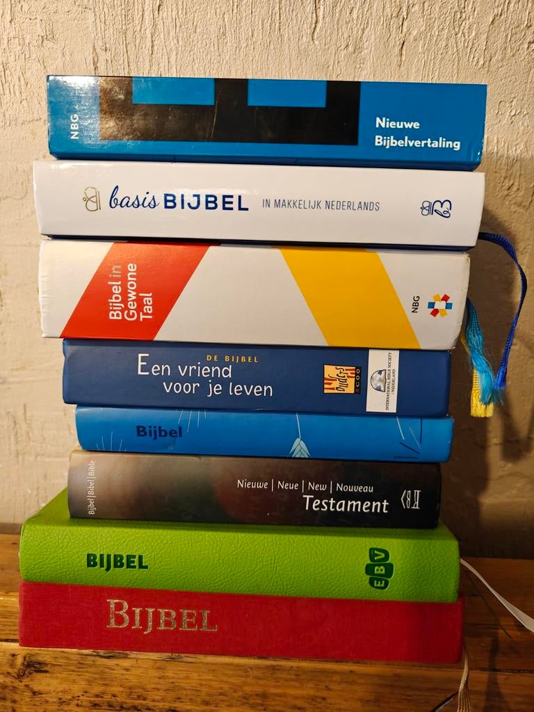 8 verschillende Bijbels., Ophalen of Verzenden
