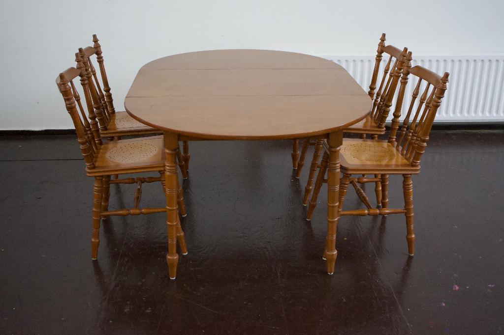 Ronde eetkamer uitschuif tafel met 4 stoelen.Vintage, Ophalen, Gebruikt, Rond, 50 tot 100 cm