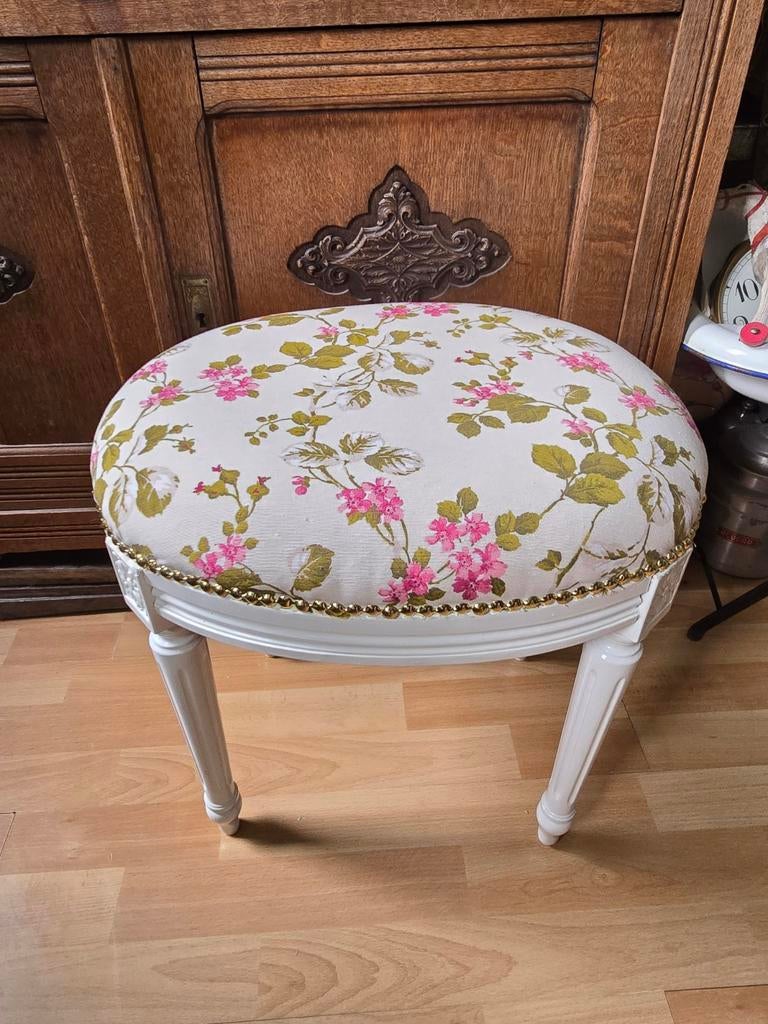 Wit brocante ovaal voetenbankje kersenbloesem, Ophalen of Verzenden