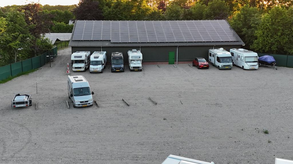 Ruime parkeerplaats voor CAMPERS bij Camperstalling Ermelo, Caravans en Kamperen, Caravanstallingen
