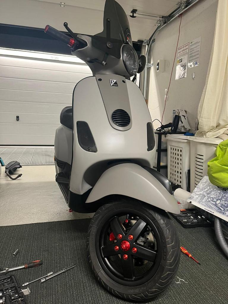 Vespa 50cc, Fietsen en Brommers, Scooters | Vespa, Ophalen, Maximaal 45 km/u, Zo goed als nieuw, Benzine