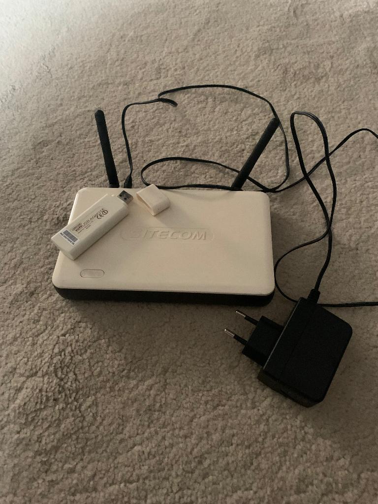 Sitecom WL-575 Wireless Pure-e Router 300N W Usb Adapter, Ophalen of Verzenden, Gebruikt, Router, Sitecom