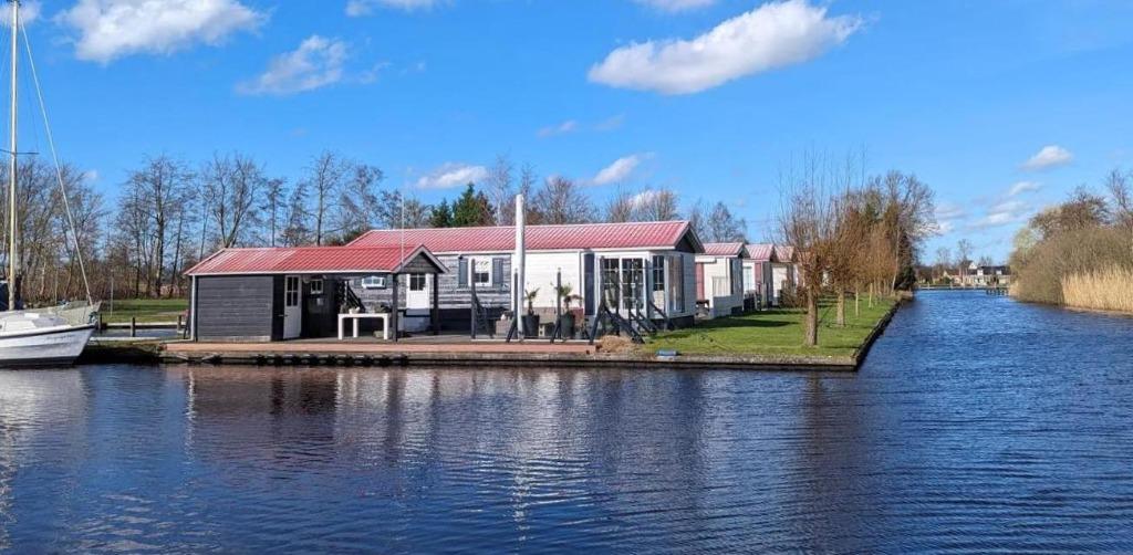 Chalet Wiidsicht te huur. Aan het water met eigen steiger., Vakantie, Tv, 2 slaapkamers, Recreatiepark, Friesland