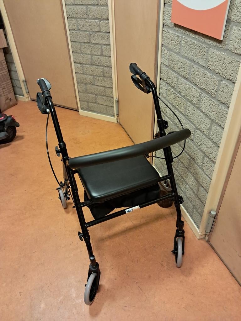 Foto 2 van Rollator, minder dan 1 maand gebruikt.