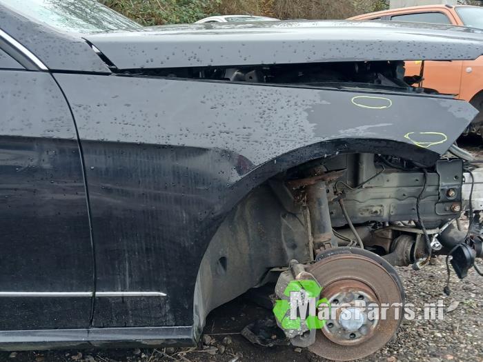 Scherm rechts-voor van een Mercedes E-Klasse (197)
