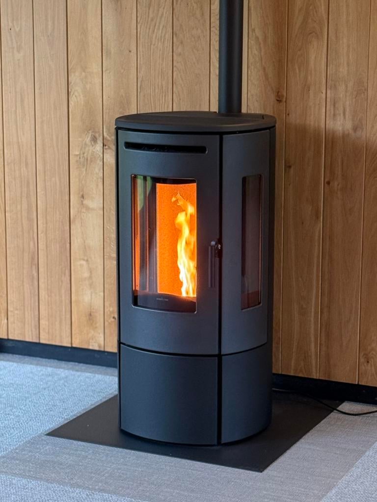 Nordic Fire Tjallmo Pelletkachel DEMO - Zwart, Huis en Inrichting, Ophalen, Overige brandstoffen, Zo goed als nieuw, Pelletkachel