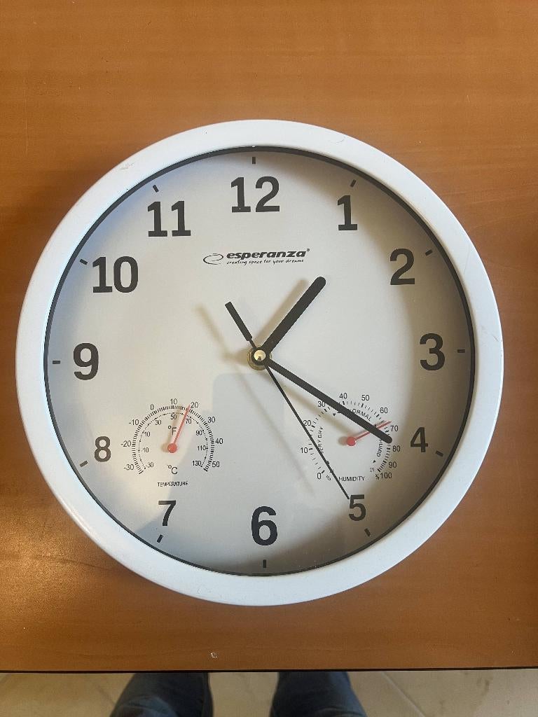 Klok rond 25 cm., Ophalen of Verzenden, Gebruikt, Analoog, Wandklok