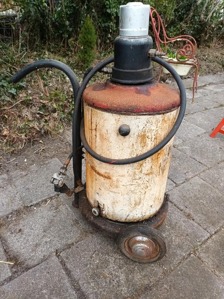 Vintage verrijdbare vetpomp, Ophalen