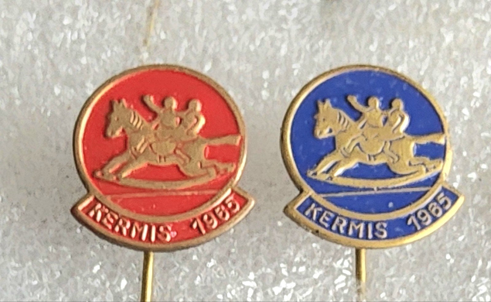 2 Vintage Kermis 1985 Speldjes - Rood en Blauw, Ophalen of Verzenden, Gebruikt, Overige onderwerpen, Speldje of Pin
