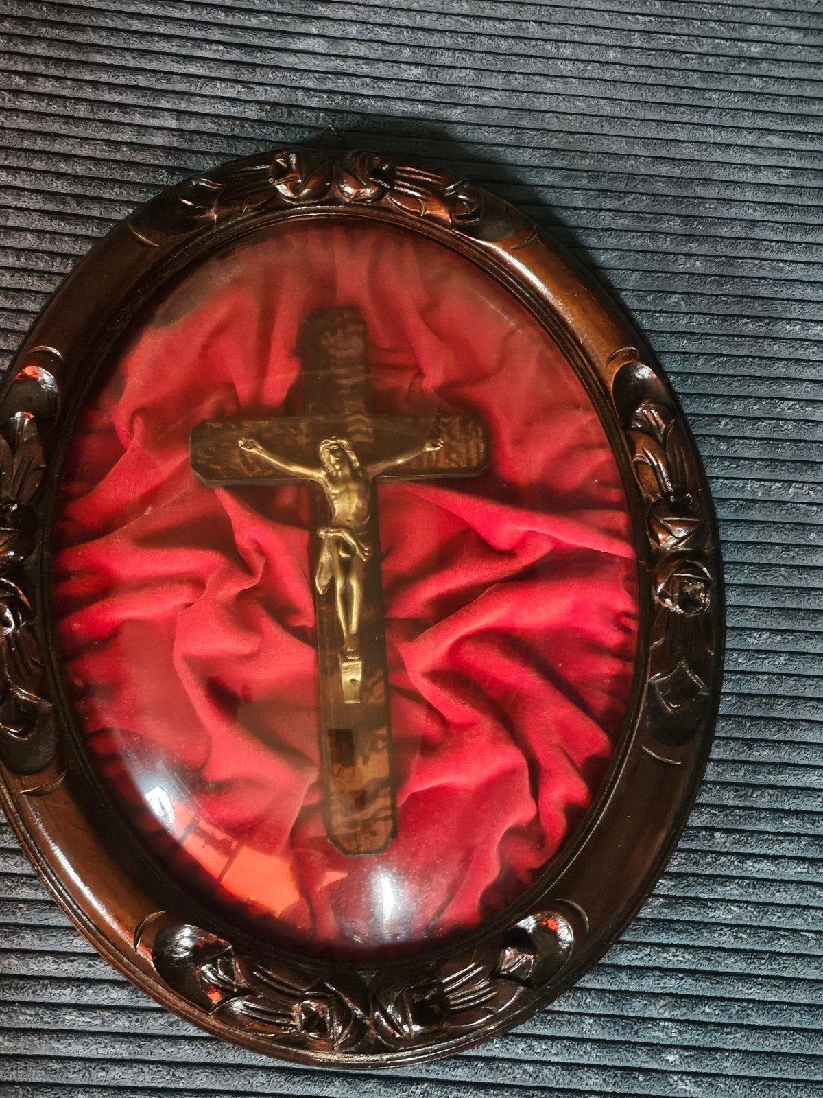 Antiek Kruisbeeld in Ovale Houten Lijst met Bol Glas, Ophalen of Verzenden