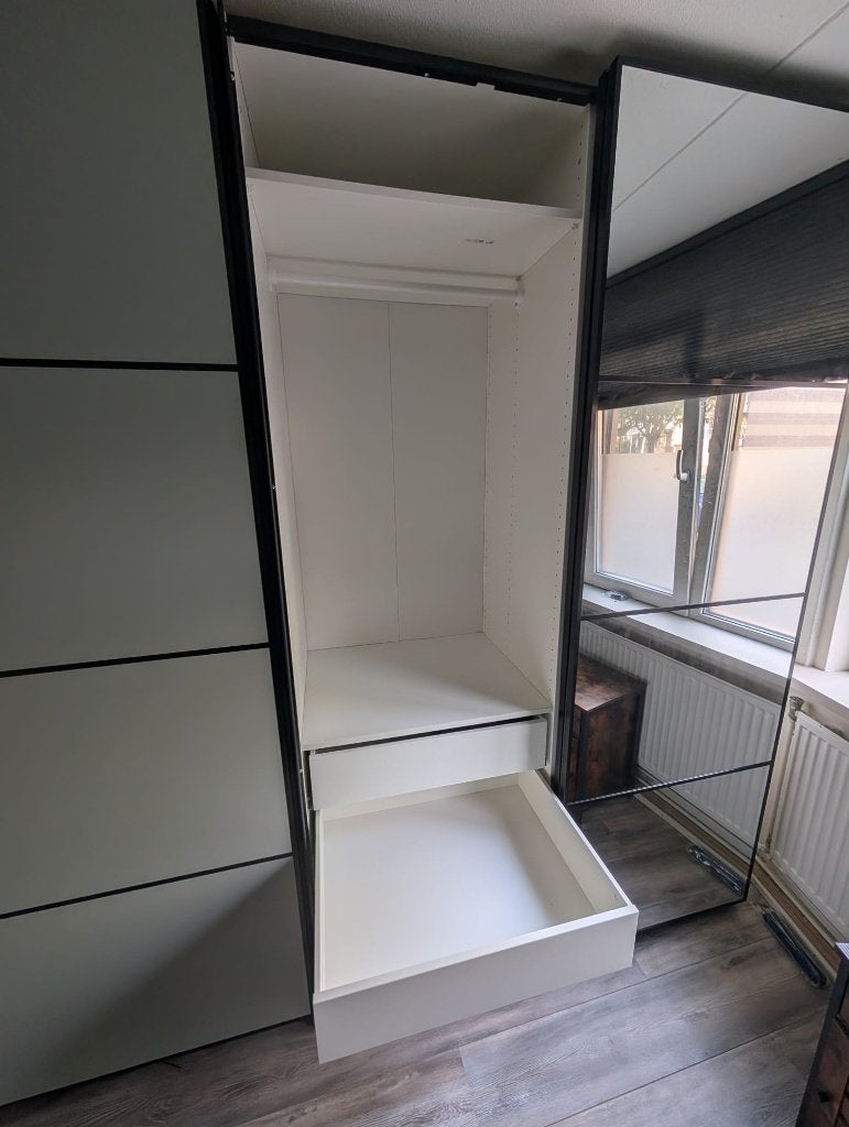 Foto 8 van Spacious, modern PAX wardrobe / Grote moderne PAX kast