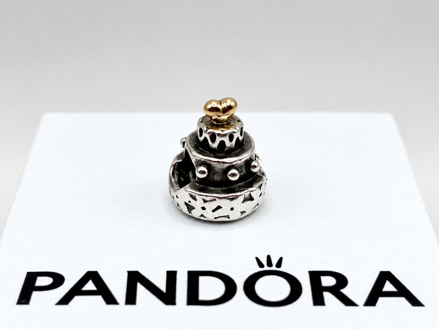Mooie Pandora bedel taart met gouden hartje, Ophalen of Verzenden, Zo goed als nieuw, Goud, Pandora