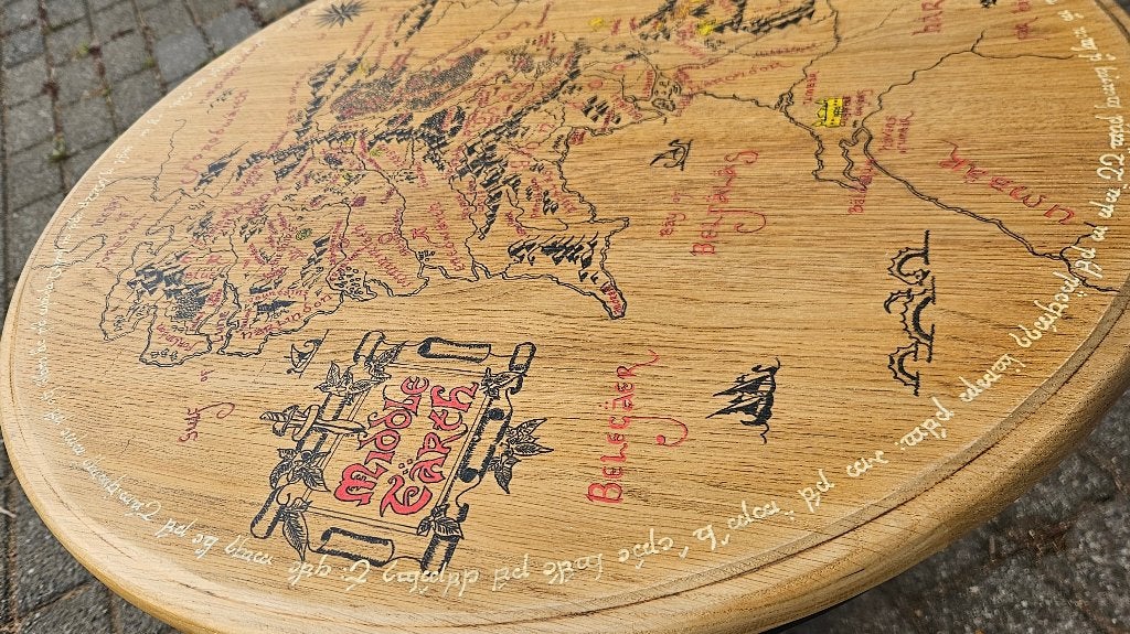 Unieke handgeschilderde bijzettafel "Middle Earth", 45 tot 60 cm, Rond, Zo goed als nieuw, Hout