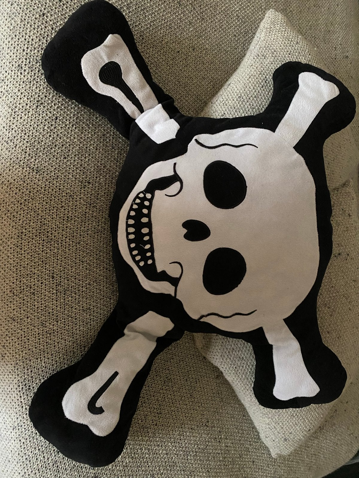 Piratenkussen met doodshoofd - Zwart/Wit Sierkussen, Huis en Inrichting, Overige merken, Gebruikt, Inclusief binnenkussen, Zwart