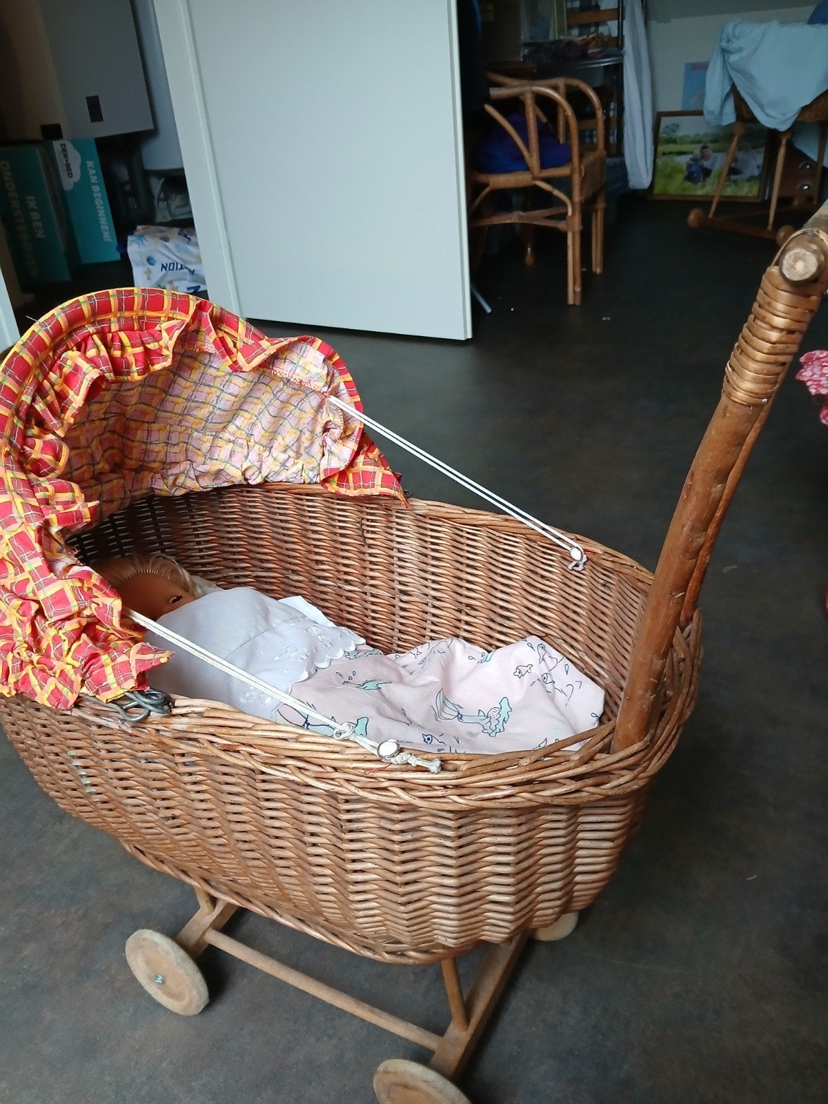 Mooie Rieten Poppenwagen met of zonder aangekleed popje, Ophalen of Verzenden, Babypop