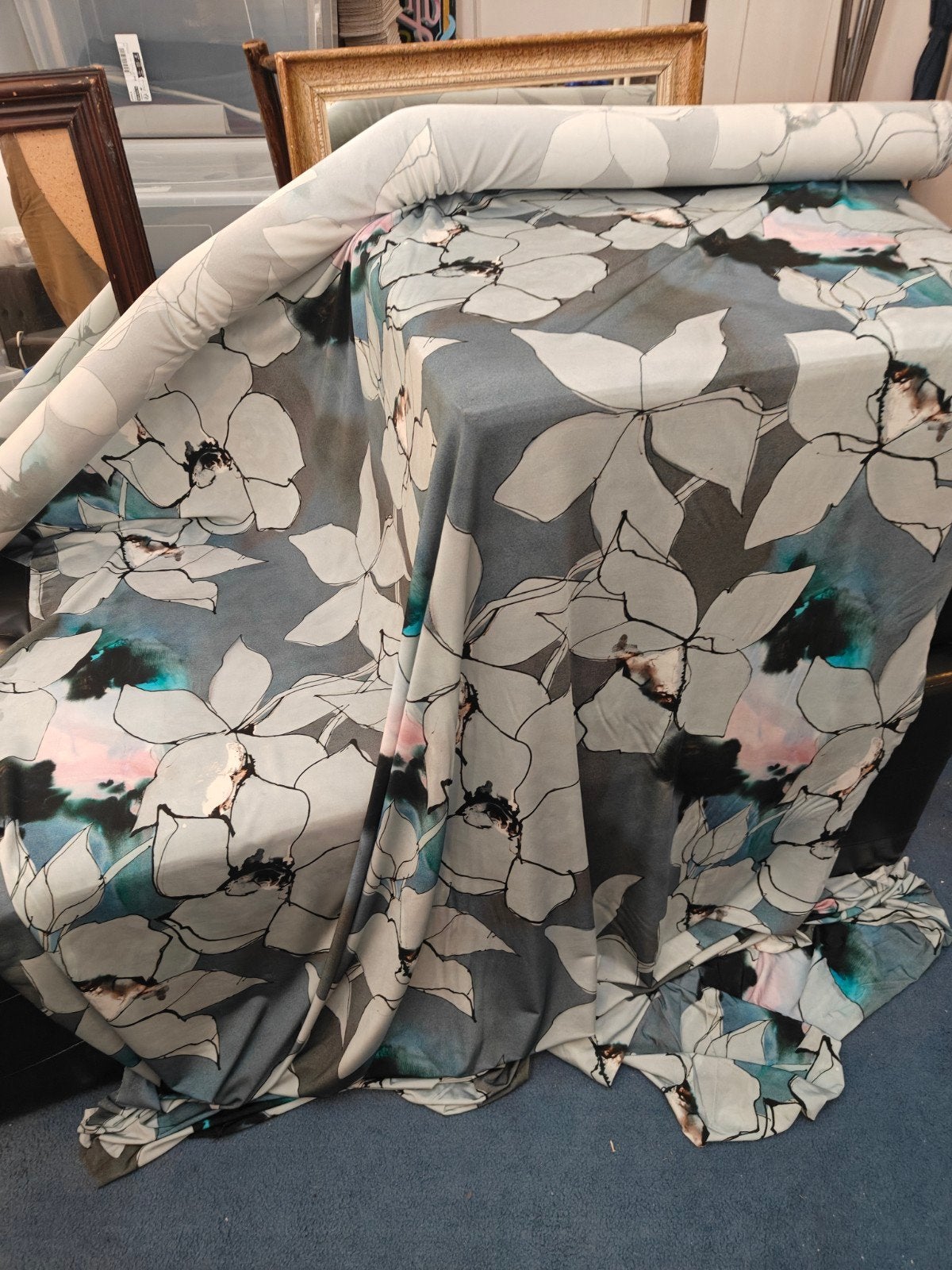 Bloemenstof Viscose Filamente Stretch op rol - Grijs/Blauw/R, Overige materialen, Meerkleurig, Ophalen of Verzenden, 30 tot 120 cm