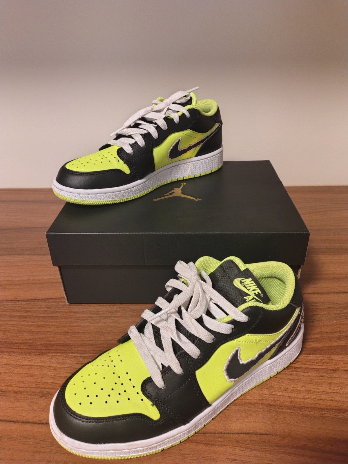 Nike Air Jordan 1 Low SE "Black Cat Volt" - size EUR 37.5, Jongen of Meisje, Schoenen, Ophalen of Verzenden, Zo goed als nieuw