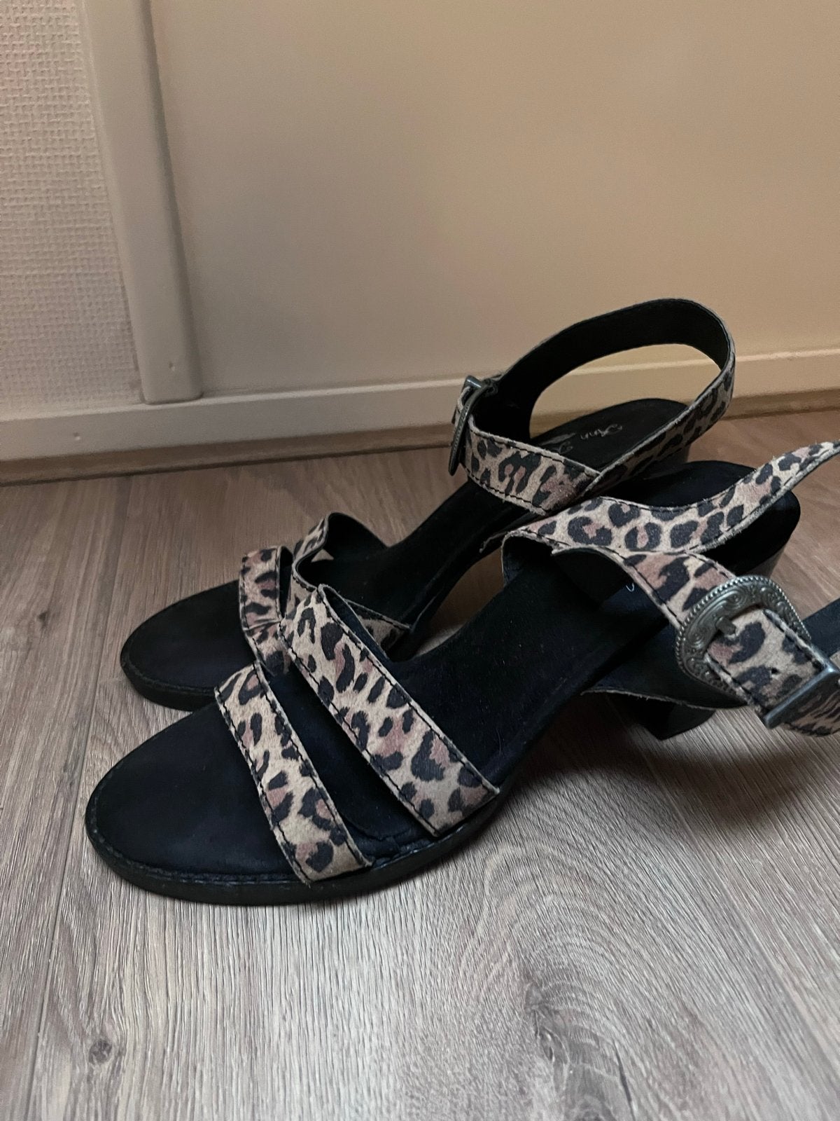 Ann Rocks leopard print sandalen met hak maat 39, Ophalen of Verzenden, Gedragen, Overige kleuren, Sandalen of Muiltjes