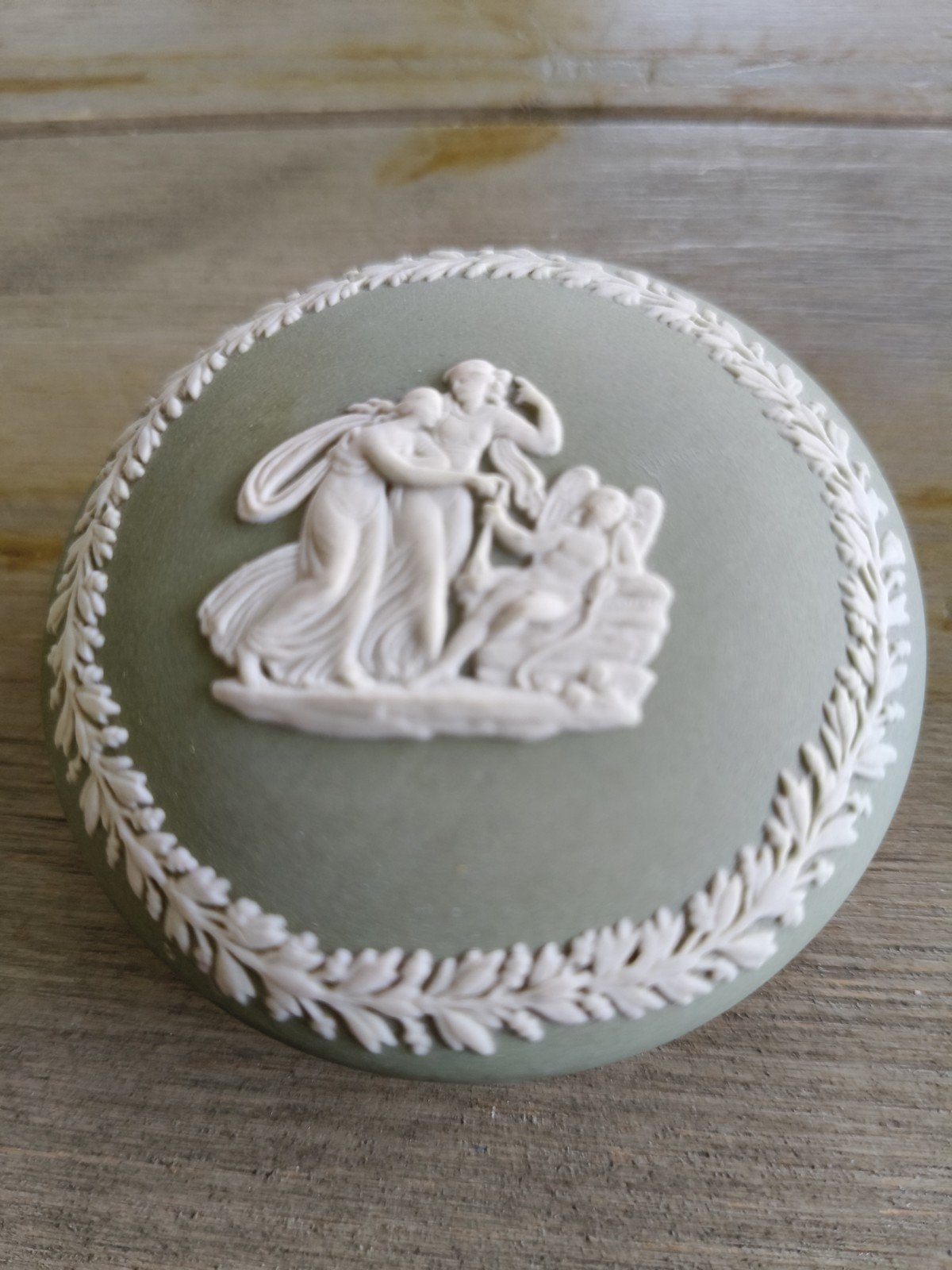 Vintage Wedgwood Jasperware Groen Rond Doosje met Reliëf, Antiek en Kunst, Antiek | Keramiek en Aardewerk, Ophalen of Verzenden