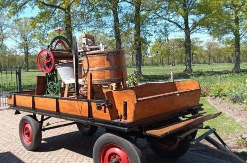Antieke wasmachine en wringer op kar, Ophalen