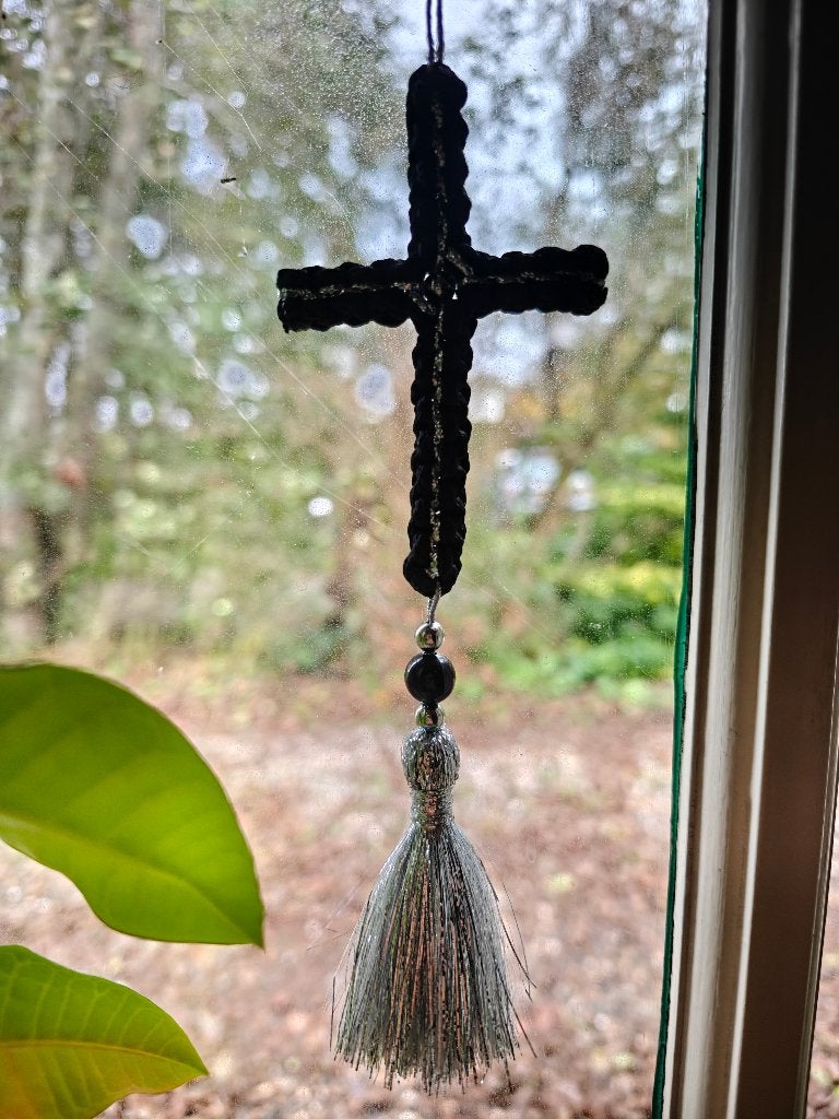 Gevlochten zwart kruisje met kwastje / tassel voor autoruit, Ophalen of Verzenden, Zo goed als nieuw, Overige typen, Christendom | Katholiek