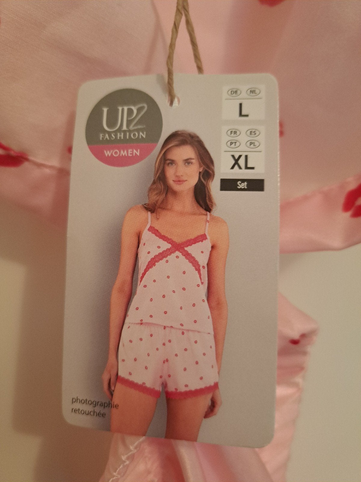 UP2 Fashion Roze Pyjama Set met Lippenprint, Kleding | Dames, Ondergoed en Lingerie, UP2 Fashion, Ophalen of Verzenden, Roze, Nachtkleding