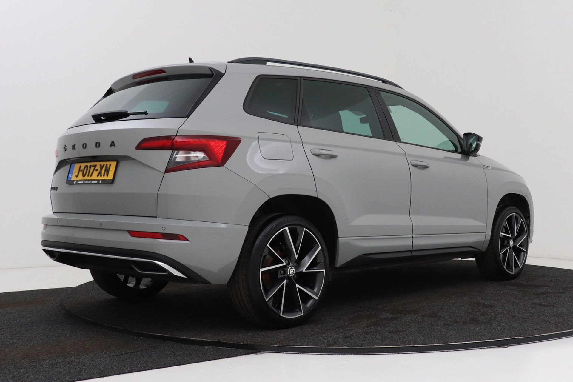 Skoda Karoq 1.5 TSI Sportline Business | Uitklap Trekhaak |, Auto's, Stof, 4 cilinders, 150 pk, Adaptive Cruise Control