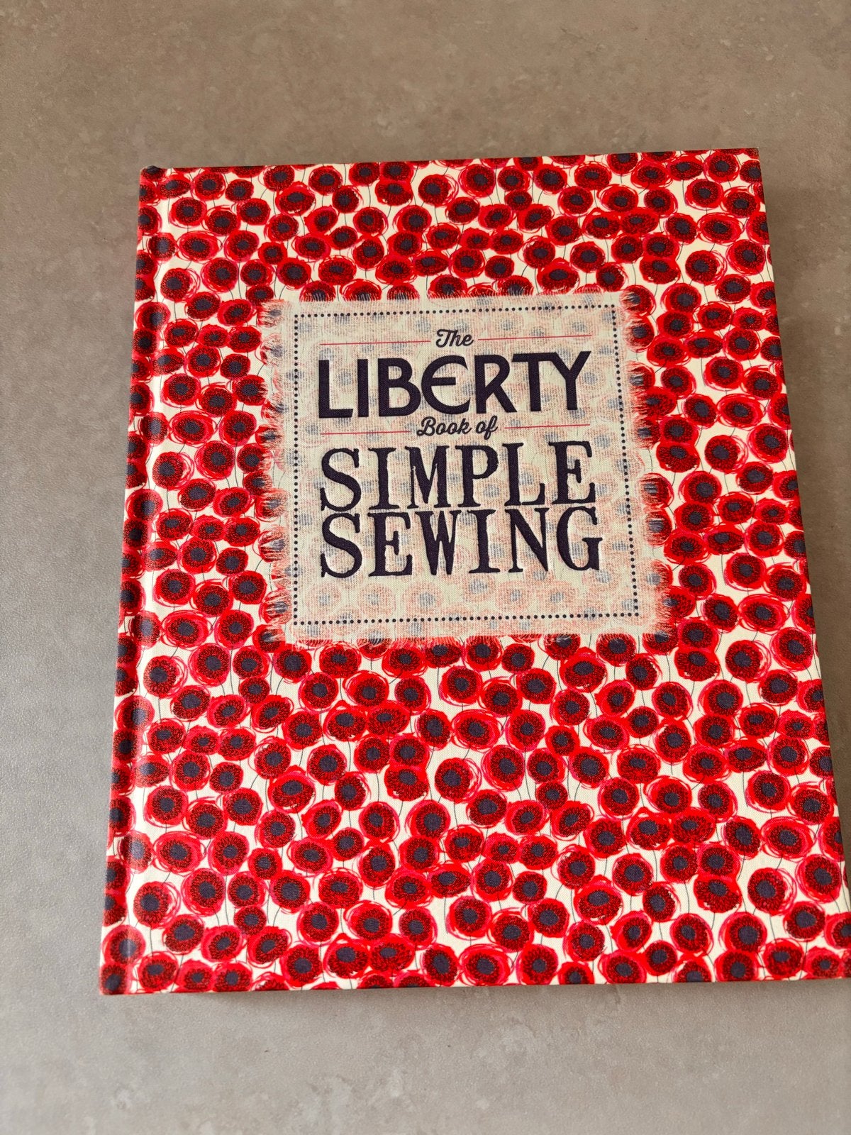 The Liberty Book of Simple Sewing - Naaiboek, Ophalen of Verzenden, Zo goed als nieuw, Borduren en Naaien