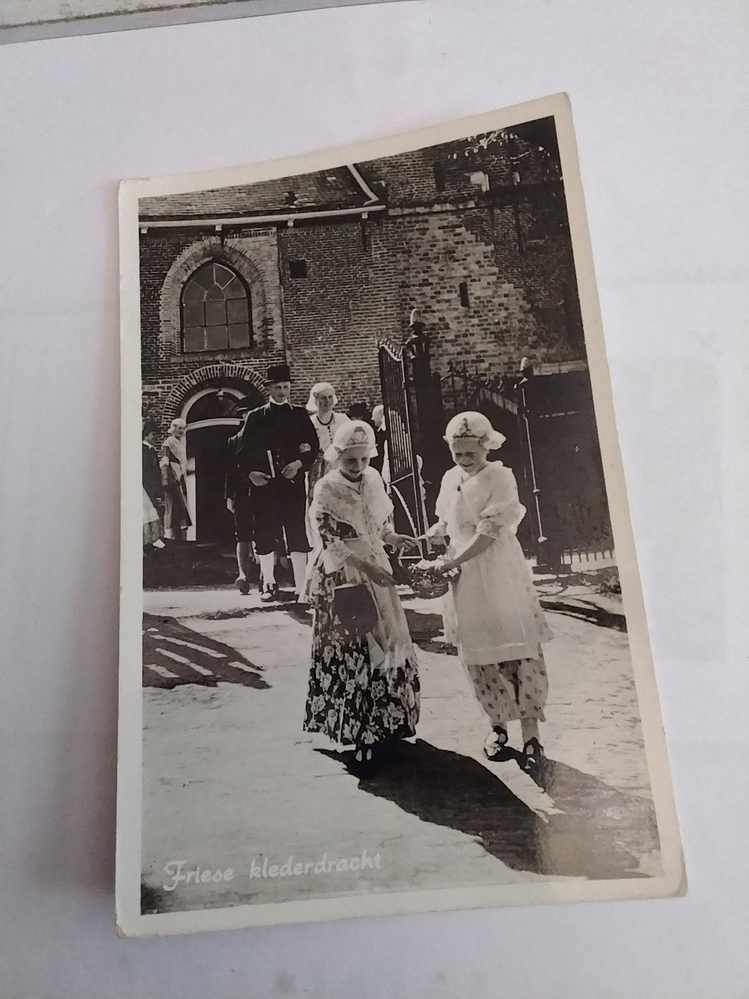 Oude Ansichtkaart: Friese Klederdracht - Gelopen 1959, Ophalen of Verzenden, 1940 tot 1960, Gelopen, Friesland