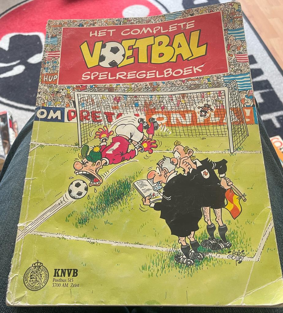 Het complete voetbalspelregelboek, Verzamelen, Ophalen of Verzenden, Gebruikt, Boek of Tijdschrift