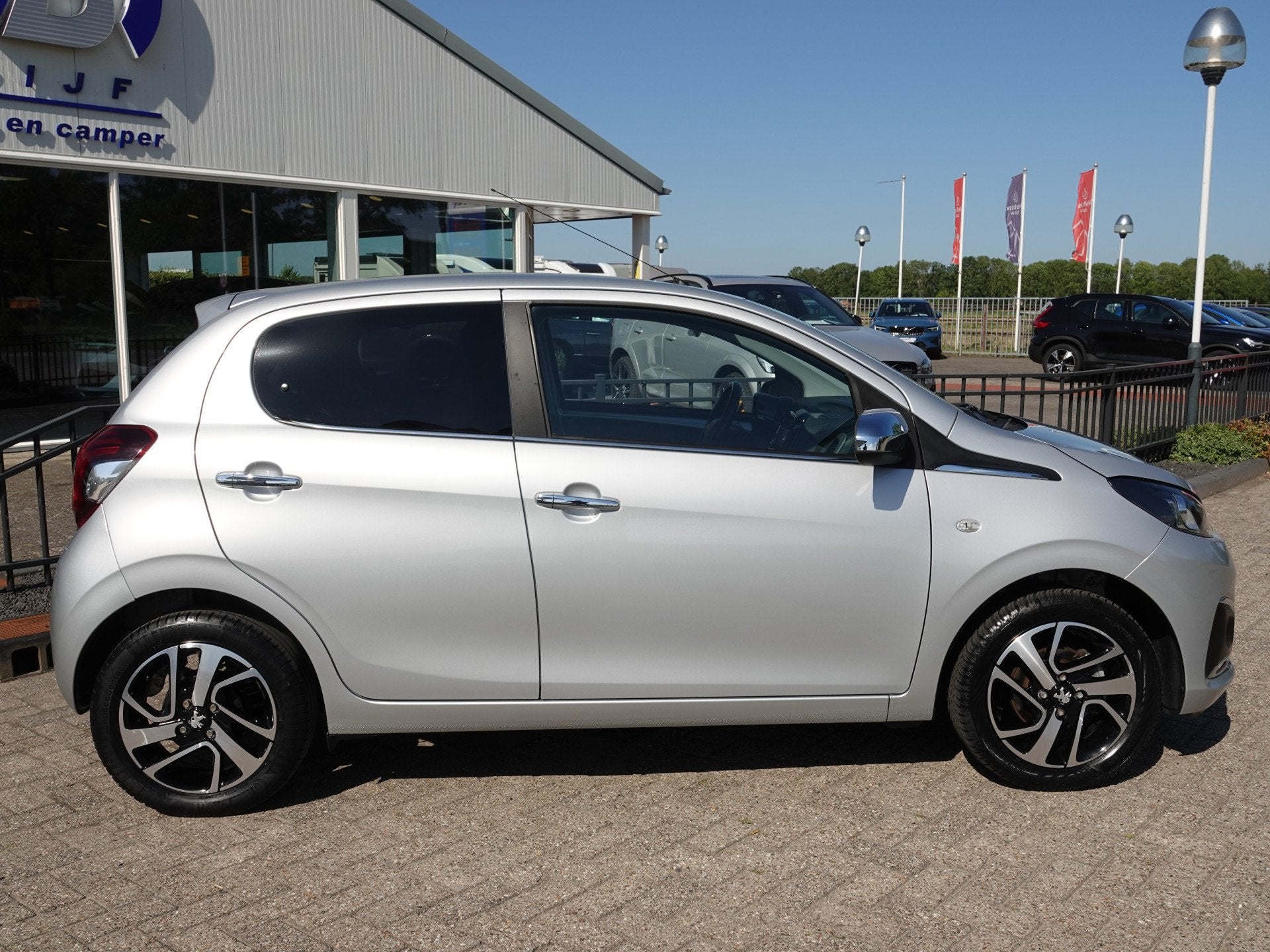 Peugeot 108 1.0 e-VTi AUTOMAAT Allure NAP | CLIMA | TREKH. |, Auto's, Stof, Gebruikt, Euro 6, 4 stoelen