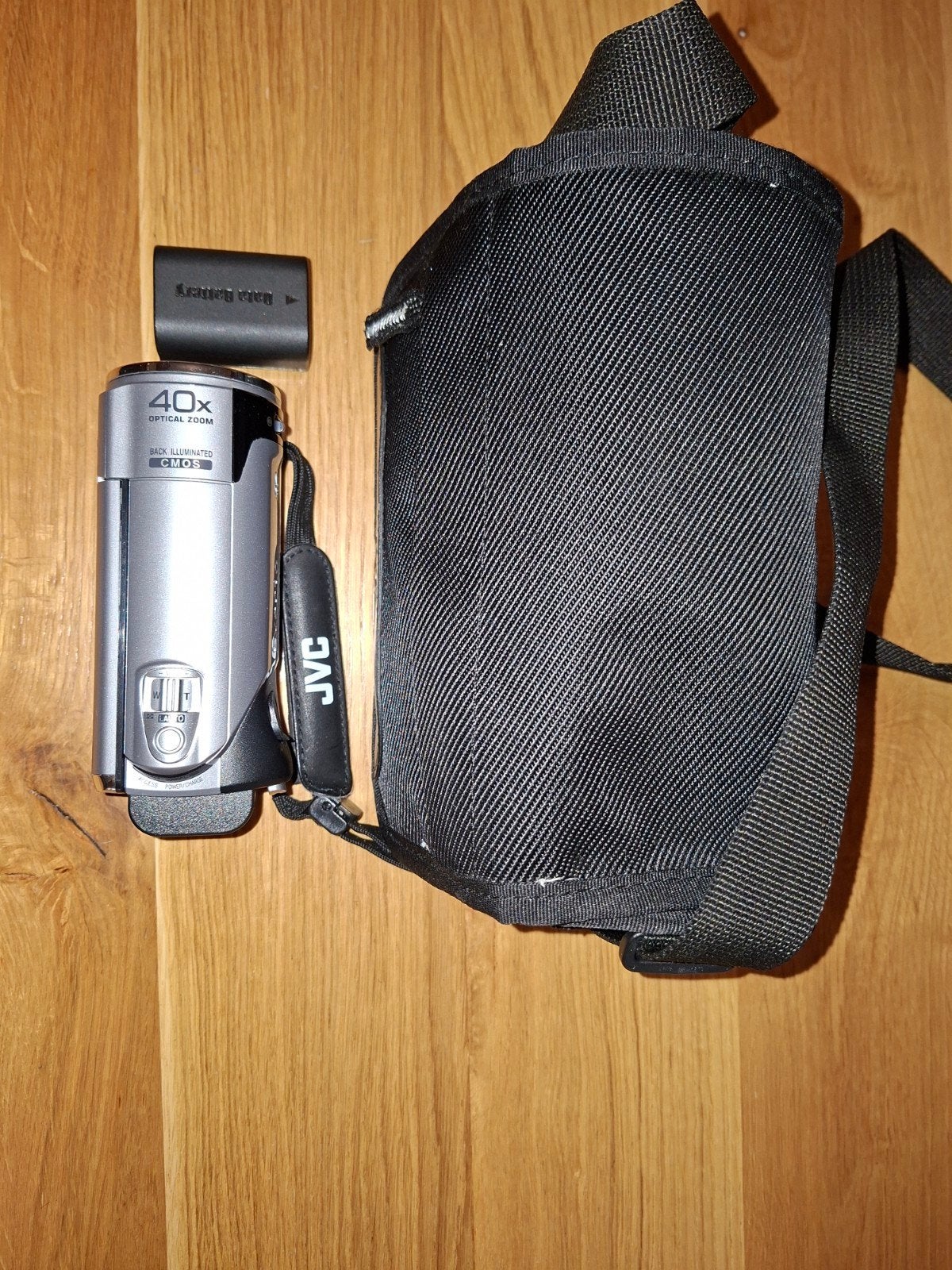 JVC Camcorder, GZ-E100SE met 40x optische zoom en tas, JVC, 20x of meer, Ophalen of Verzenden, Zo goed als nieuw