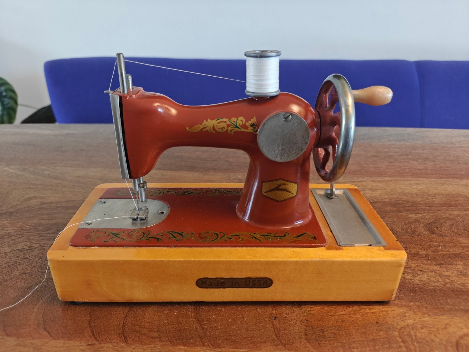 Vintage Naaimachine Speelgoed 'Made in USSR' - Roodbruin, Antiek en Kunst, Antiek | Naaimachines, Ophalen of Verzenden