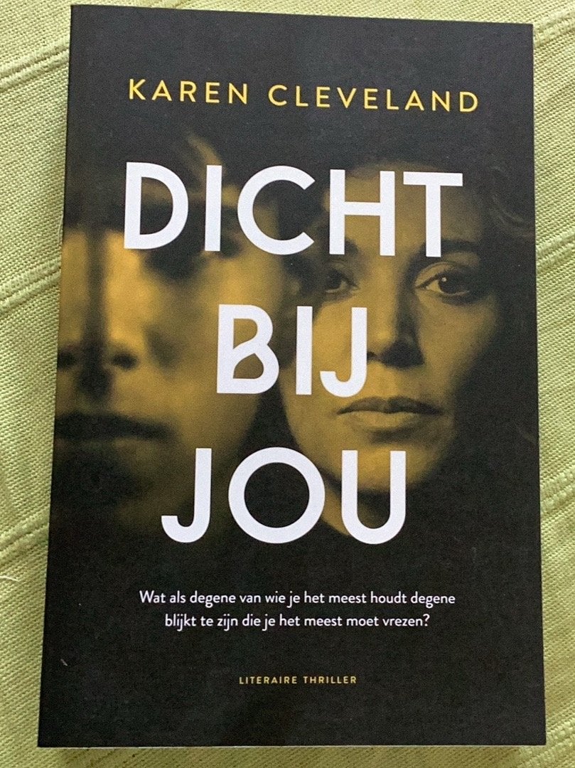Dicht bij jou - Karen Cleveland (Literaire thriller), Ophalen of Verzenden, Nieuw, Nederland