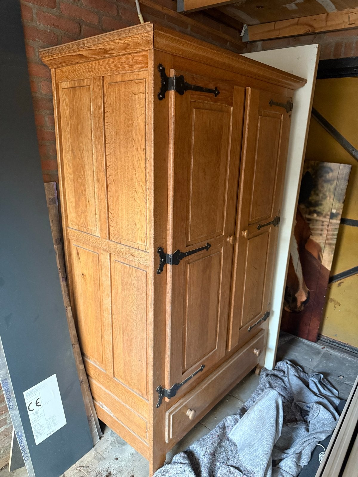Rustieke houten kast met smeedijzeren beslag, Ophalen, Gebruikt, 100 tot 150 cm, Met lade(s)