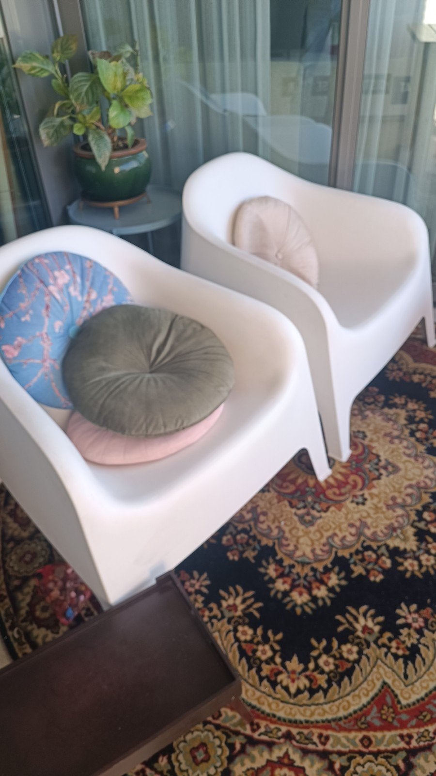 Set van twee witte Ikea Skarpö stoelen, Ophalen, Kunststof