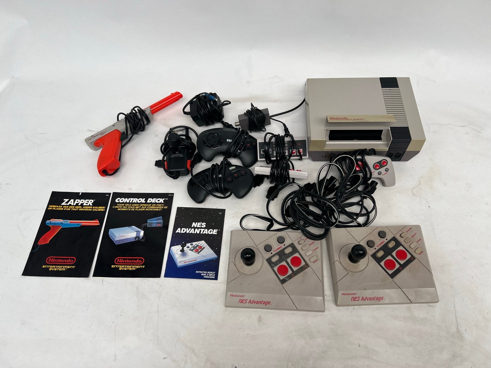 Vintage NES Console met Zapper, Controllers en Handleidingen, Ophalen of Verzenden, Gebruikt, Met 3 controllers of meer, Met zapper/pistool