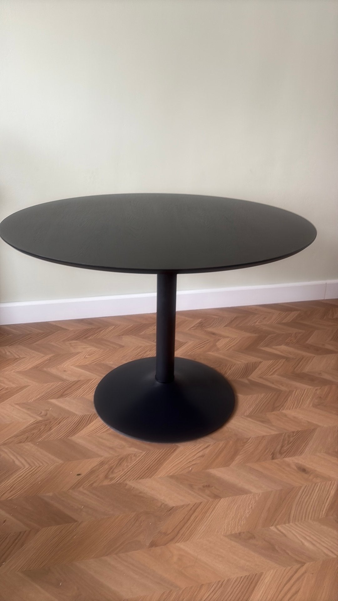 Zwarte ronde Ikea eettafel DOCKSTA, Ophalen, Zo goed als nieuw, Rond, 100 tot 150 cm