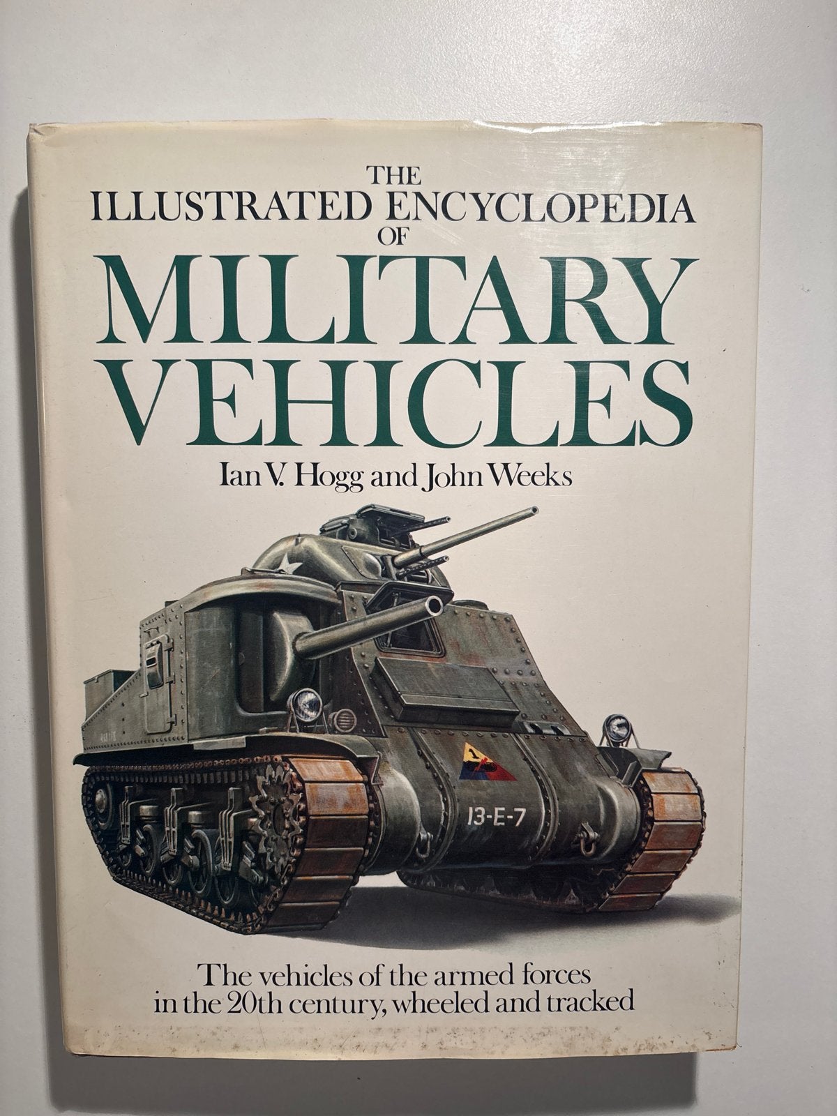 The Illustrated Encyclopedia of Military Vehicles, Boeken, Ophalen of Verzenden, 1945 tot heden, Gelezen, Landmacht