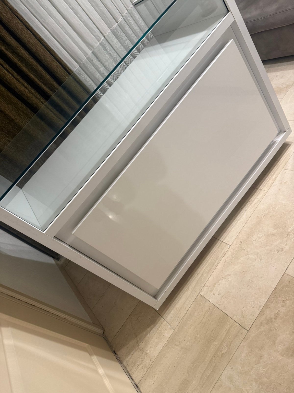 Moderne toonbank met glazen vitrine en verlichting, Ophalen