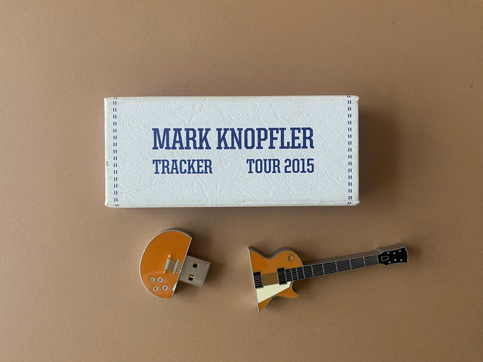 Mark Knopfler Tracker Tour 2015 USB-stick gitaar, Ophalen of Verzenden, Nieuw, 1 GB of minder