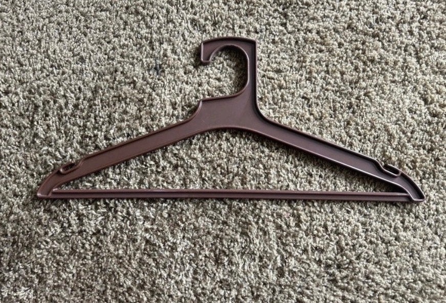 Vintage bruine kunststof kleerhanger, Ophalen of Verzenden, Gebruikt, Kunststof, Volwassenen