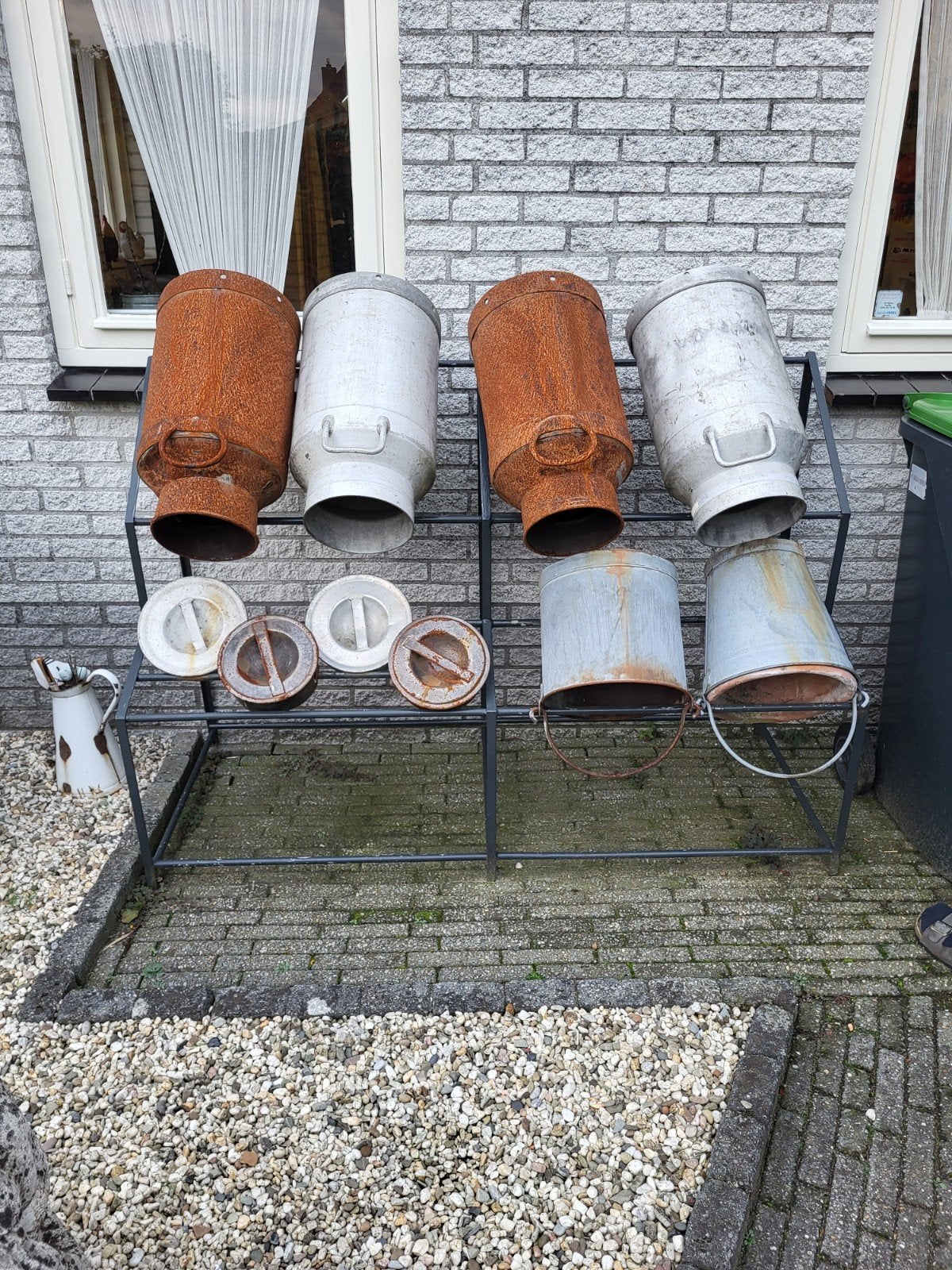 melkbussen rek met melkbussen, Ophalen
