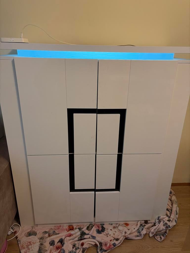 Witte dressoir met LED-verlichting ( ophalen), Huis en Inrichting, Woonaccessoires | Lijsten, Gebruikt, Ophalen of Verzenden, 100 tot 125 cm